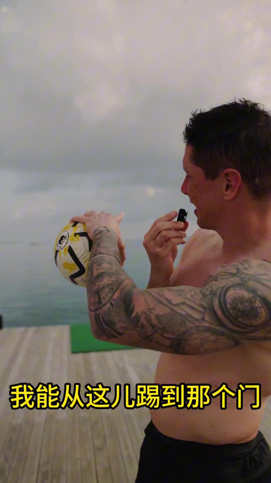 當年多少人的偶像！托雷斯挑戰赤腳進球