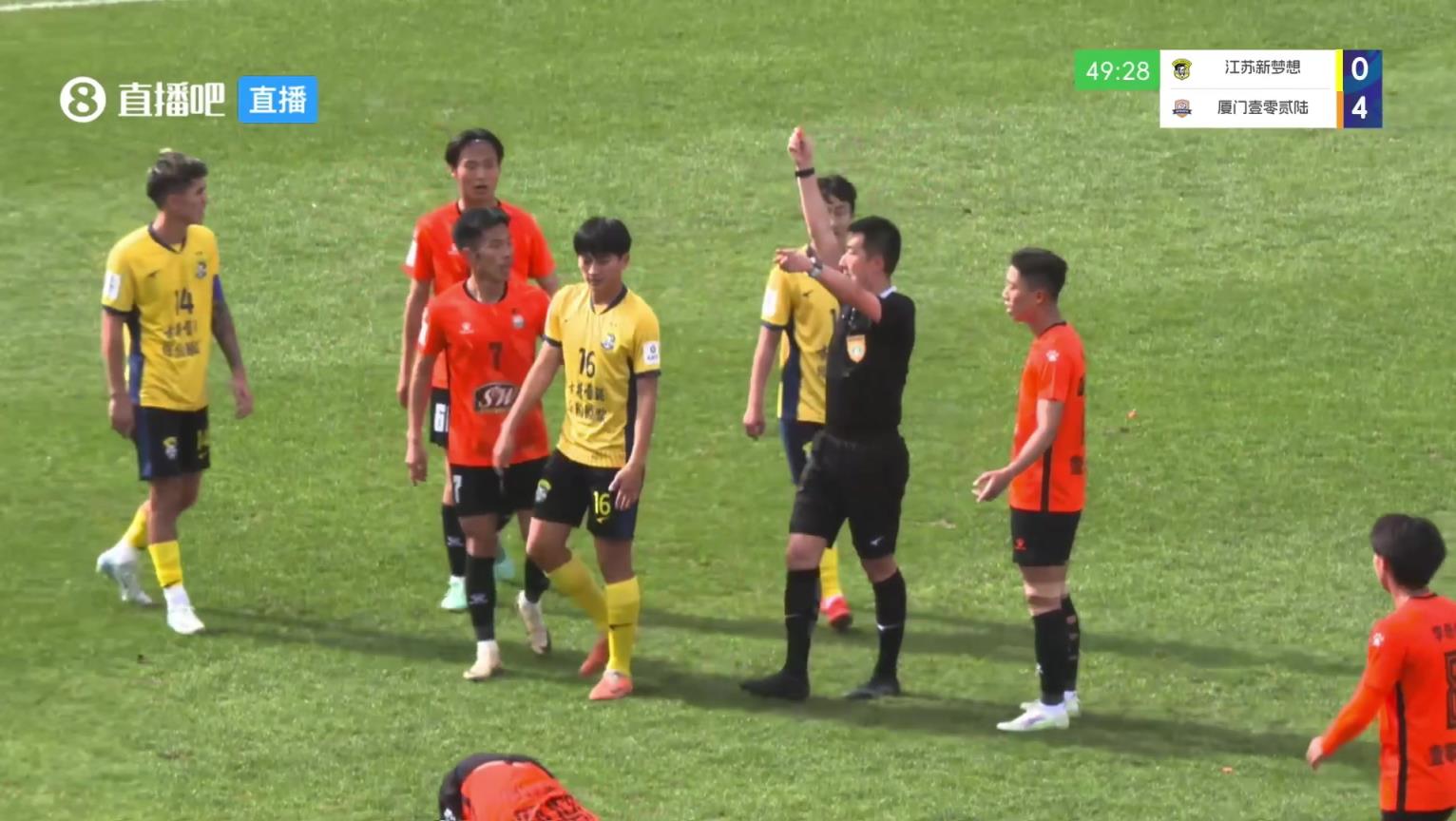 比姆巴佩抬的還高，中冠球員亮鞋釘兇狠蹬踏被裁判直紅驅逐