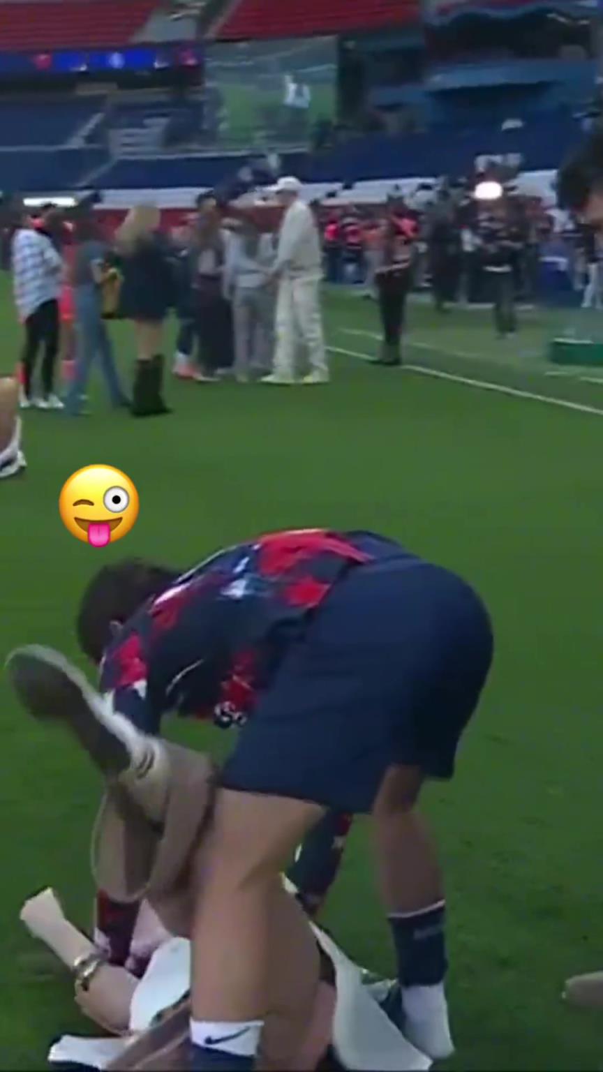 玩這么花?。績染S斯在家人面前把自己女友按倒在地