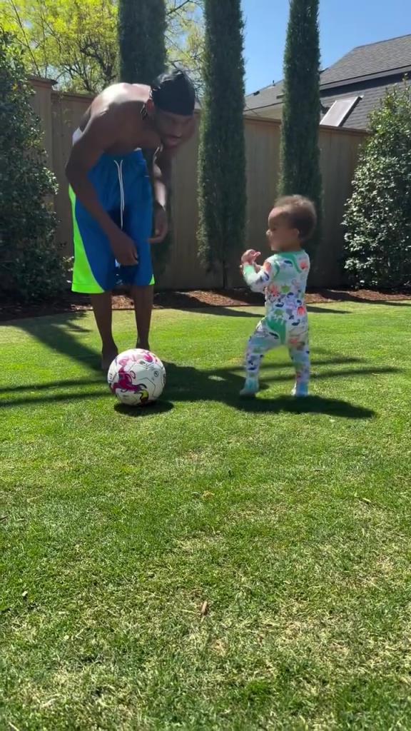 足球要從娃娃抓起！SGA帶娃踢足球，小孩摔倒時鼓掌“嘲笑”！